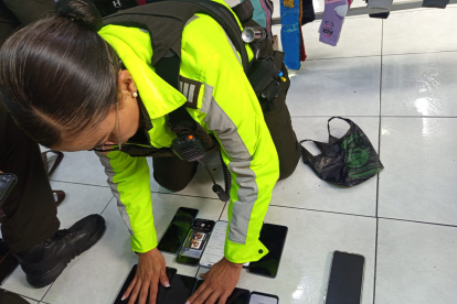 Operativo conjunto permitió detectar comercio irregular de dispositivos en La Marín, centro de Quito.