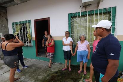 Angustia. Habitantes de la cooperativa Florida I, Guasmo Sur, desconocen si ellos serán o no expropiados de sus viviendas. Ellos piden que el MIT socialice el proyecto vial.