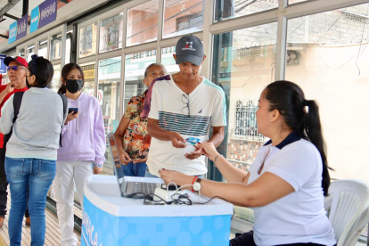 Para retirar la tarjeta: cédula de identidad (mayores y con discapacidad) y cédula + certificado de matrícula (estudiantes).