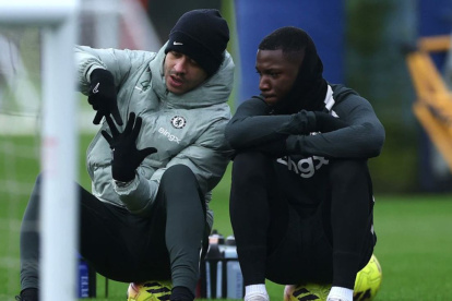 Ell inglés Liam Rosenior es el entrenador de Moisés Caicedo.