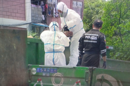 Los restos humanos fueron encontrados en este contenedor que está en la ciudadela Sauces, en el norte de Guayaquil.