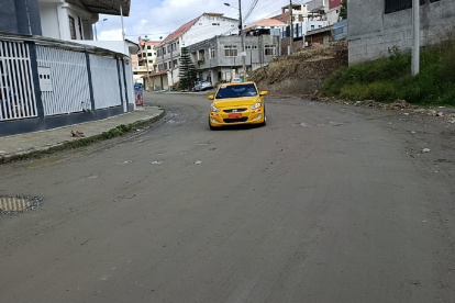 Los baches y las calles sin asfaltar complican la circulación en el barrio Samana, al sur de Loja.