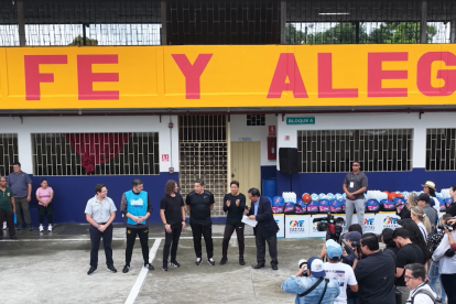 Carles Puyol participó en un partido de exhibición junto a estudiantes de la Unidad Educativa Fe y Alegría.