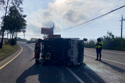 Un camión se volcó la mañana de este 10 de febrero de 2026 en la av. Simón Bolívar.