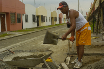 El crédito está dirigido exclusivamente a la adquisición de viviendas nuevas clasificadas como Vivienda de Interés Público (VIP) o Vivienda de Interés Social (VIS).