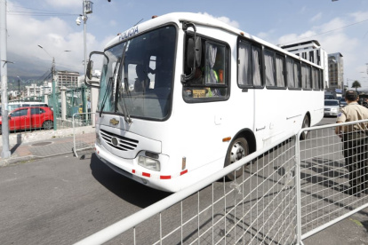 Un bus escoltado por la Policía llegó con los procesados por el caso Goleada a la Unidad Anticorrupción de Quito.