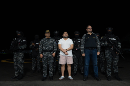 Leonardo Cortázar, implicado en el Caso Encuentro, llega extraditado a Ecuador bajo custodia policial para enfrentar la investigación de la Fiscalía por presunta corrupción.