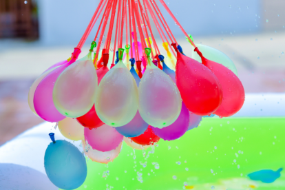 Globos de agua, protagonistas del Carnaval, cuya uso en Guayaquil y Quito está regulado por ordenanzas municipales con posibles sanciones.