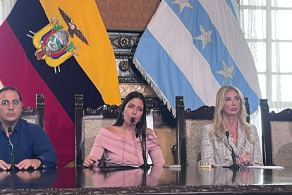 Tatiana Coronel, vicealcaldesa de Guayaquil, ofreció declaraciones junto a concejales que expresaron su respaldo al alcalde Aquiles Álvarez.