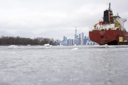 Un barco de carga atraviesa el congelado lago Ontario este lunes, en Toronto (Canadá).