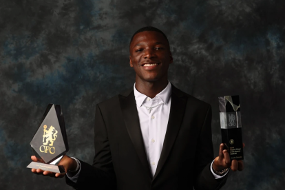 Moises Caicedo fue galardonado como mejor jugador de la temporada pasada en Chelsea FC.