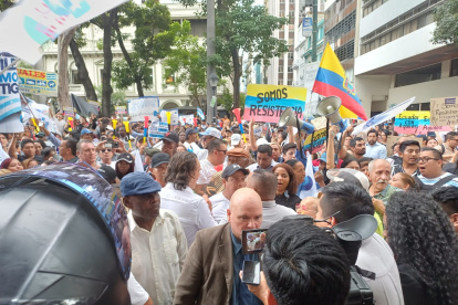 Simpatizantes del alcalde Aquiles Álvarez se concentran en los exteriores de la Fiscalía de La Merced, en Guayaquil, para expresar su respaldo tras su detención en el caso Goleada.