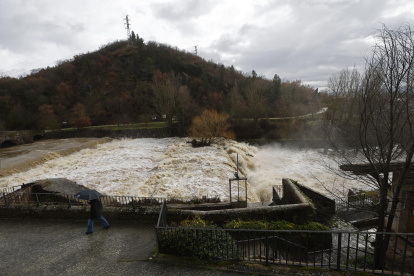 Cascada de la Trinidad de Arre con el río Ultzama a su paso por la localidad de Villava, en Navarra (norte de España).