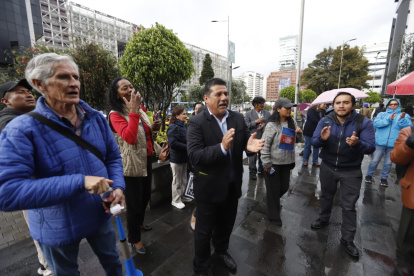 Asambleístas de la Revolución Ciudadana y simpatizantes del alcalde Aquiles Álvarez llegan al Complejo Judicial Norte de Quito para expresar su respaldo.