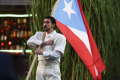 Martínez Ocasio alzando la bandera puertorriqueña durante el show de medio tiempo del Super Bowl.