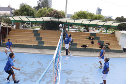Stinky (c) es el líder de los Granaderos, que busca ser protagonista en la segunda edición de la Liga Nacional de Ecuavóley.