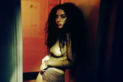 Después de una racha de éxito mediatico británica Charlotte Aitchison, conocida por su nombre artístico Charli xcx, cruza a una nueva disciplina artística.