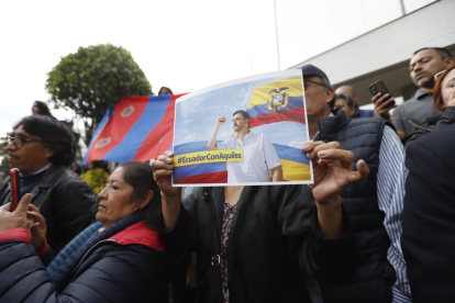 Simpatizantes del alcalde Aquiles Álvarez en los alrededores del Complejo Judicial Norte, en Quito
