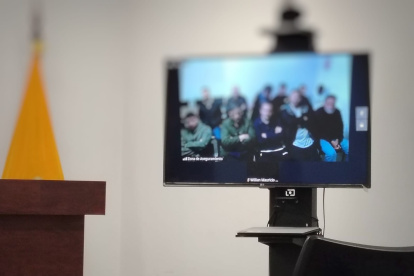 Aquiles Alvarez, el alcalde de Guayaquil, y otras diez personas personas siguen la audiencia.