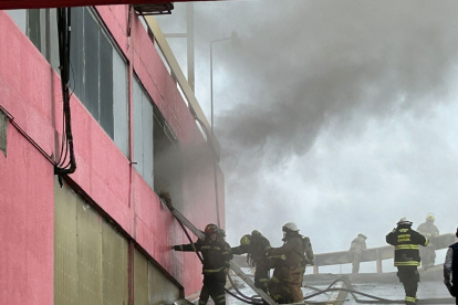 Los bomberos combatieron las llamas en este centro comercial del sur de Guayaquil.
