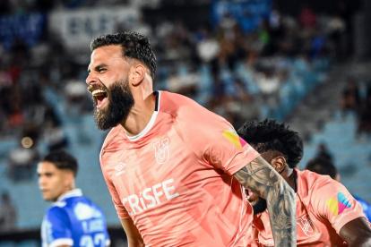 Universidad Católica se impuso 1-0 a Juventud en el juego de ida con gol de Jhon Chancellor.