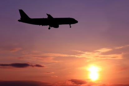 Referencial. Un avión comercial sobrevuela Texas, donde autoridades cerraron temporalmente el espacio aéreo tras la incursión de drones vinculados a cárteles mexicanos.