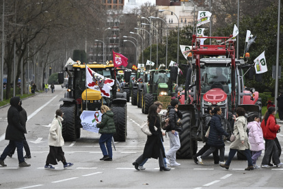 Cientos de tractores y agricultores recorren el centro de la capital este miércoles, convocados por Unión de Uniones y Unaspi en protesta.