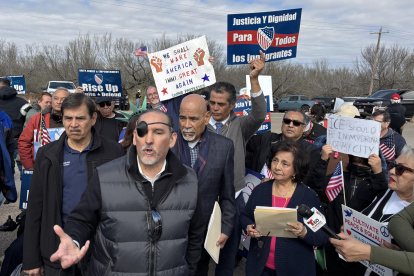 Personas durante una manifestación para exigir el fin de la detención de familias migrantes en Dilley, Texas (EE.UU.).