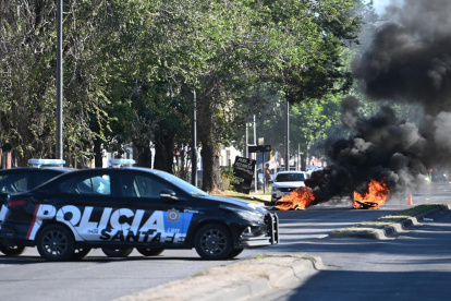 Vehículos de la policía cerrando una vía durante una manifestación en Rosario (Argentina).