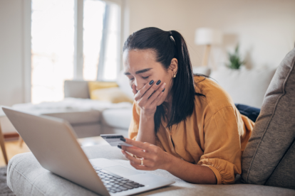 Referencial. Un ciudadano revisa operaciones en línea, en el contexto de las alertas del SRI sobre el uso fraudulento de su imagen para estafas tributarias