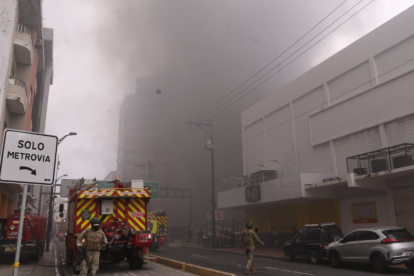Un incendio en la Bahía causa cierre de vías.