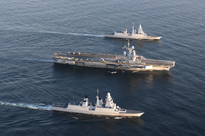 El portaaviones Charles De Gaulle (C) junto a los destructores Forbin (i) y Chevalier Paul (d) durante unas maniobras militares de la OTAN, en un lugar del Círculo Polar Ártico.