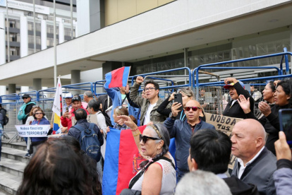 Ambiente en el Complejo Judicial Norte. Simpatizantes de Aquiles Álvarez permanecen en el lugar.