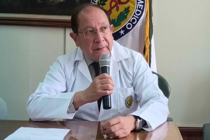 Médicos advierten aumento de listas de espera y falta de recursos en hospitales públicos.