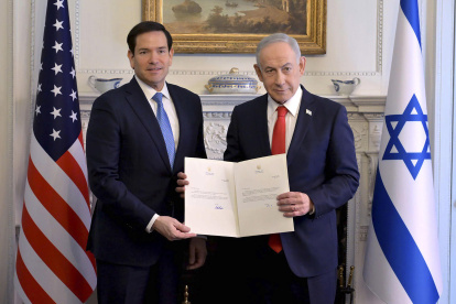 El primer ministro israelí, Benjamín Netanyahu, junto al secretario de Estado, Marco Rubio, mostrando el documento de adhesión a la Junta de la Paz, en Estados Unidos.