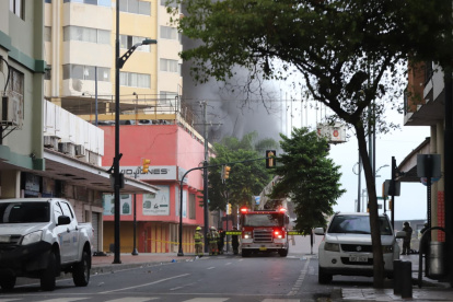 El incendio en las bodegas del centro comercial Multicomercio se ha extendido por más de diez horas.
