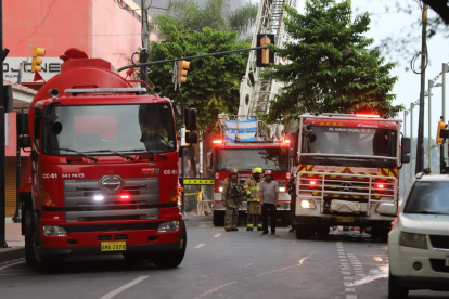 El incendio de gran magnitud registrado en las calles Eloy Alfaro y Cuenca.
