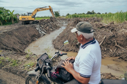 La maquinaria de la Prefectura del Guayas hace trabajos en zonas que se pueden inundar por las lluvias.