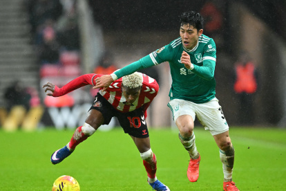 Nilson Angulo disputa un balón en el choque de Premier League ante Liverpool.