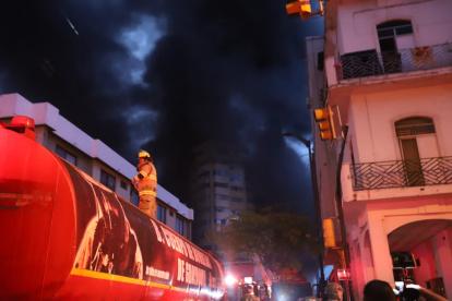 Al caer la noche seguía el trabajo de los bomberos para apagar el incendio que se extendió por más de doce horas.