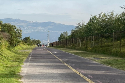 Los senderos y la pista del exaeropuerto Mariscal Sucre son un espacio habitual para deportistas y aficionados. (Foto referencial).