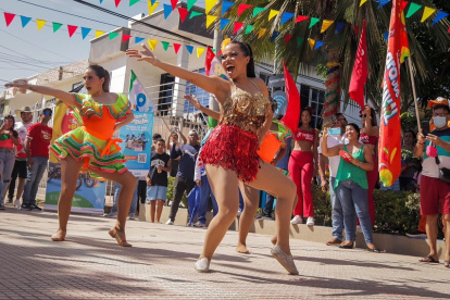 Como parte de la agenda para este feriado, la Plaza Central de Cumbayá habrá una representación del Carnaval de Barranquilla, el 15 de febrero, de 12:00 a 17:00.