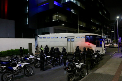 El alcalde de Guayaquil, Aquiles Álvarez, fue trasladado a la cárcel 4 de Quito.