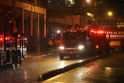 Incendio en el edificio Multicomercio, en el centro de Guayaquil, continúa activo tras 24 horas de labores del Cuerpo de Bomberos.
