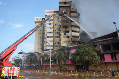 Los bomberos continúan trabajando por enfriar las estructuras.