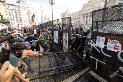 Personas se enfrentan con la Policía de Argentina durante una protesta contra la reforma laboral este miércoles, en Buenos Aires (Argentina).