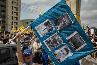 Personas participan en una marcha por el Día de la Juventud este jueves, en Maracaibo (Venezuela).