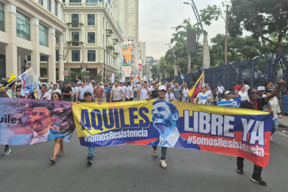 Ciudadanos y funcionarios marcharon a favor del alcalde Álvarez.