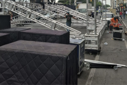 Se desmontó la tarima que se colocó en la marcha en apoyo a Aquiles Álvarez.