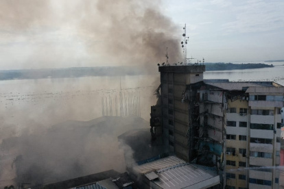 El denso humo cubría la zona del incendio en el edificio Multicomercio, en el centro de Guayaquil.